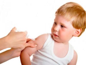 niño  recibiendo vacuna en el brazo
